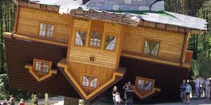 Dom „do góry nogami” w Szymbarku 